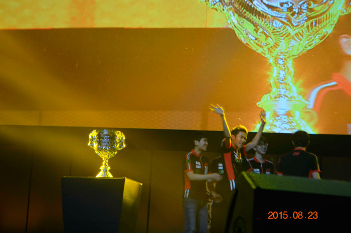 2015LPL夏季赛决赛大图 LGD登上冠军宝座