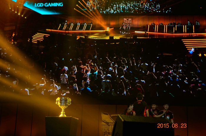 2015LPL夏季赛决赛大图 LGD登上冠军宝座