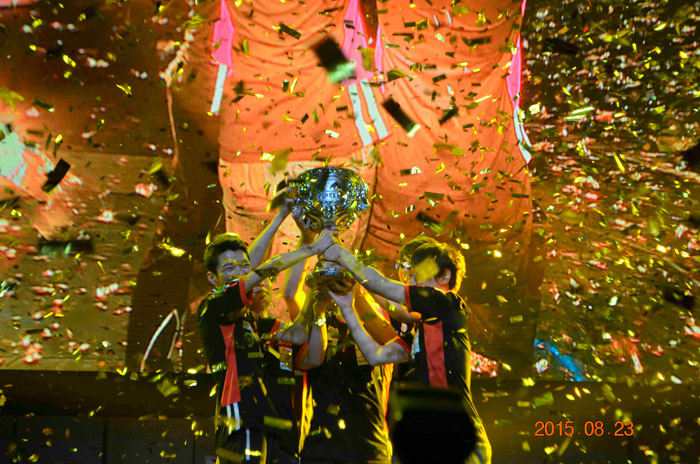 2015LPL夏季赛决赛大图 LGD登上冠军宝座