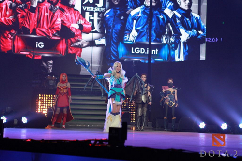 冰女“释放技能”引来众玩家尖叫