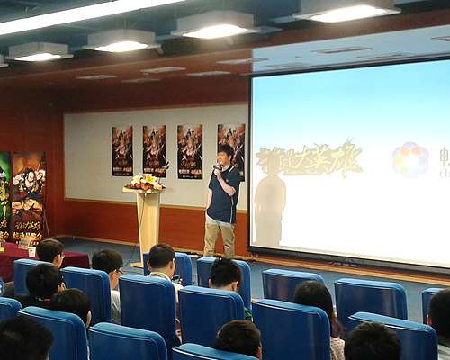 《谁是大英雄》品鉴会现场,畅游游戏事业群总裁Simon先生致词