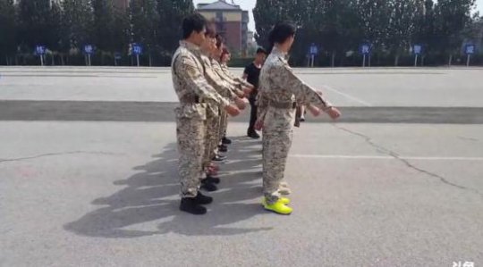 列正步,队伍整齐划一。