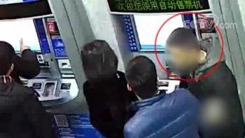 通缉犯在火车站明目张胆买票插队还爆粗口