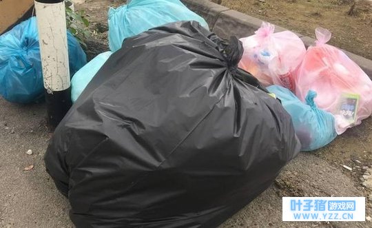 女子在垃圾袋中发现“痴儿”,好心收留养大