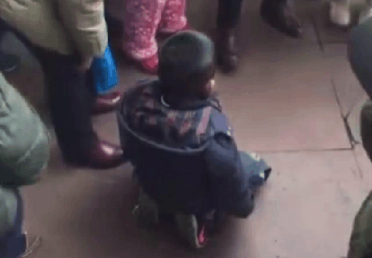 男童玩王者荣耀3小时花3000, 被父亲罚跪当