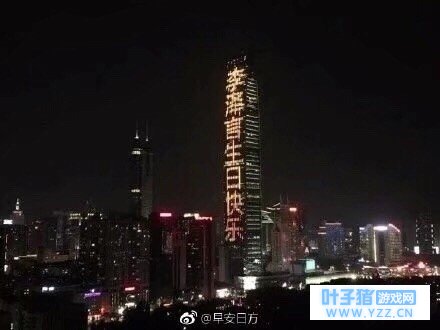 同时沉迷《恋与制作人》和《旅行青蛙》的女