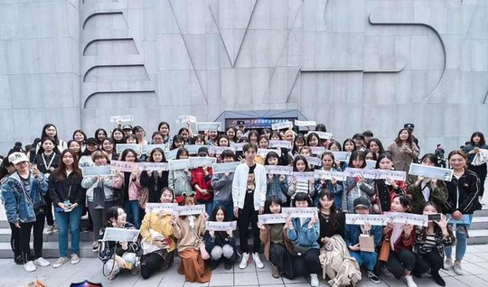 王者荣耀KPL官方唯一请到的游戏主播?排面