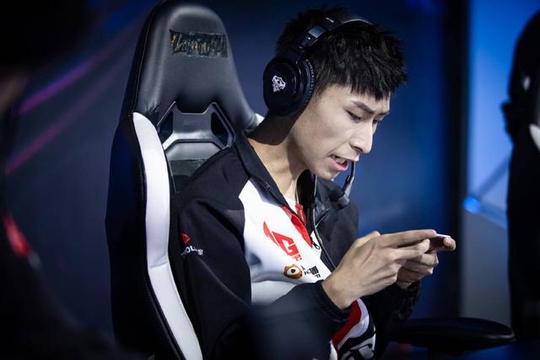 KPL:伪装微博怒斥QG黑粉,阿泰深夜发文疑