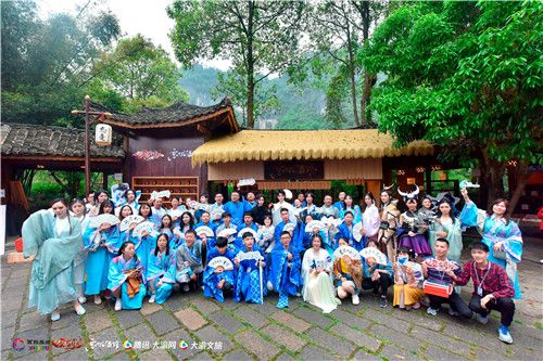 《剑侠情缘手游》玩家在忘忧酒馆门口合影留念