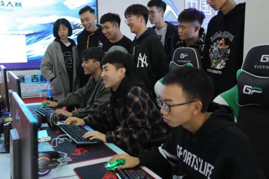 (观众欢度电竞周末)